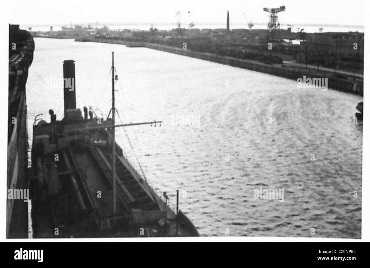 Vista dei moli di Bremerhaven visti dalla nave "Europa". Negativo fotografico dell'esercito britannico, 21st Army Group. Foto Stock