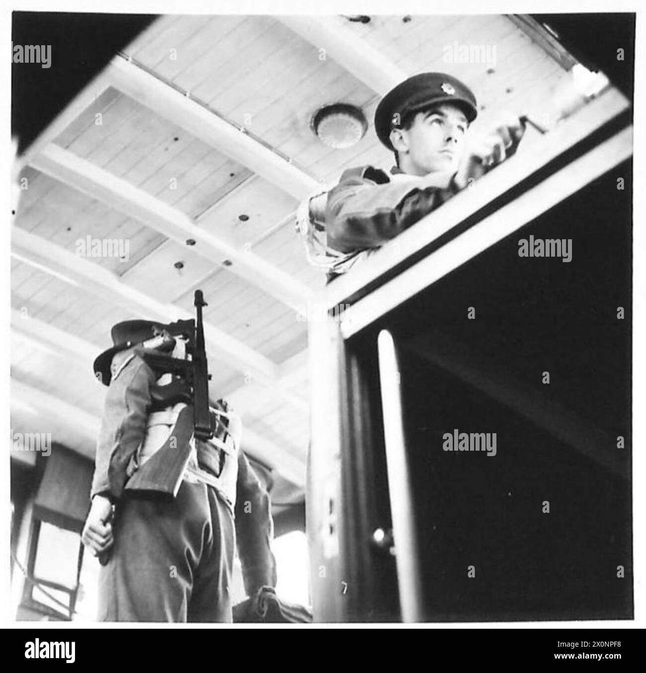 Gli equipaggi a bordo di un motoscafo dell'esercito britannico operano dalla timoneria; tutto il personale è armato. Foto Stock