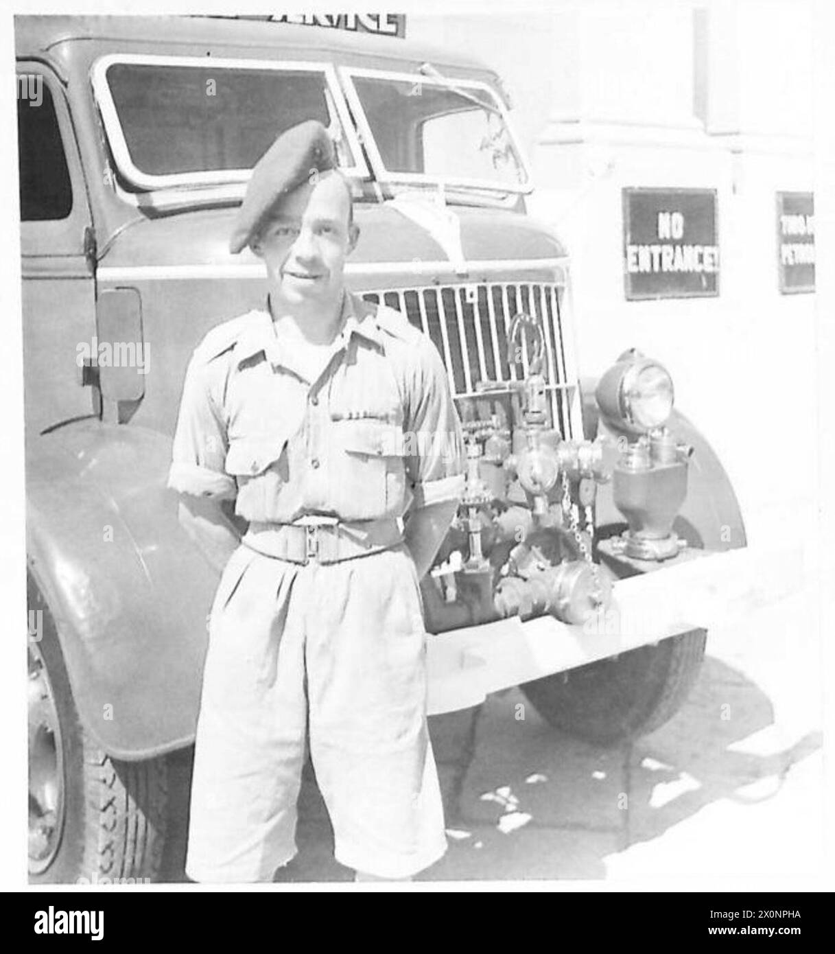 Il soldato Jenkinson di Accrington è fotografato accanto al suo motore antincendio a Trieste durante le operazioni dell'esercito britannico. Foto Stock