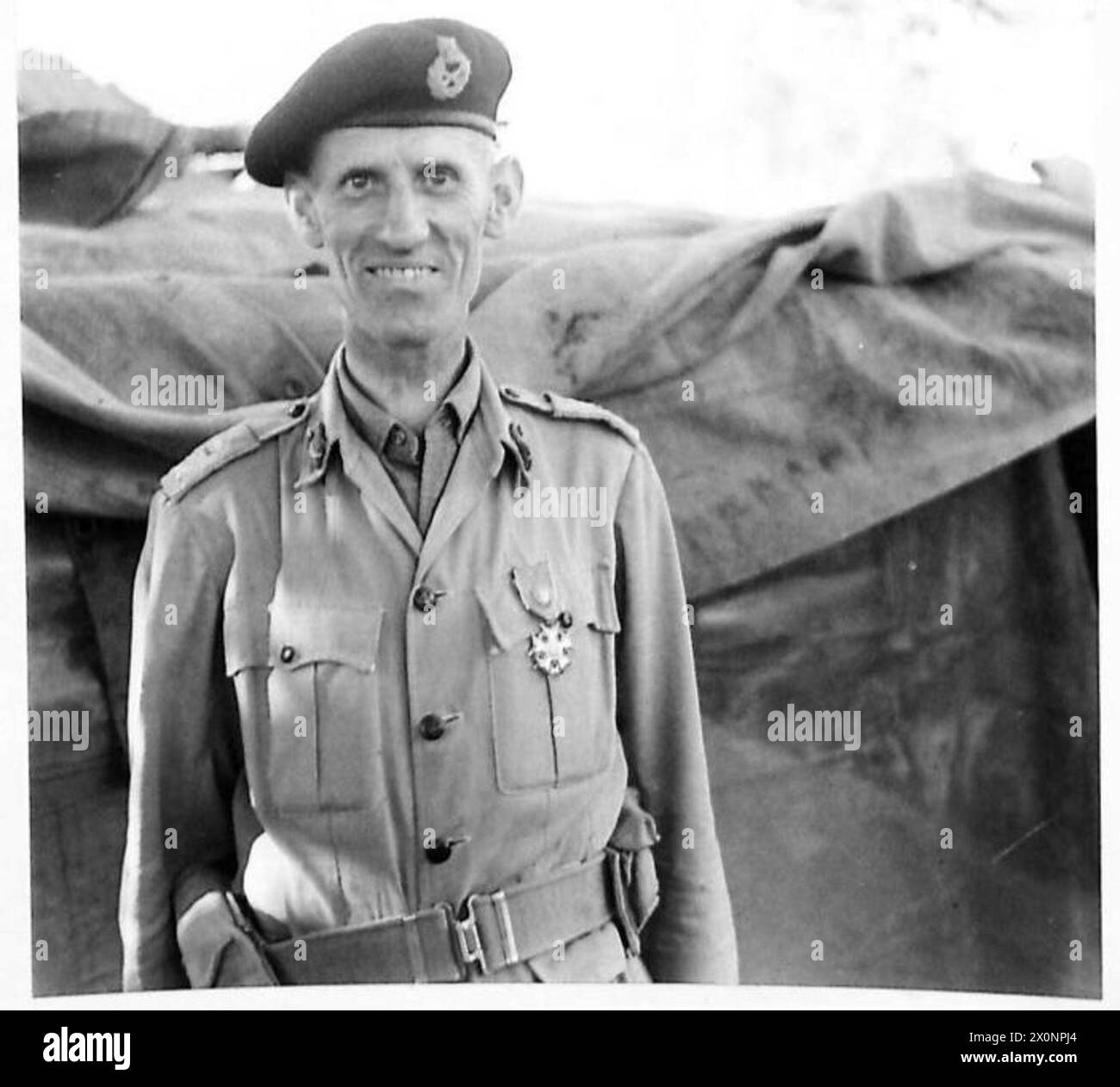 Fotografia che mostra il generale Eisenhower che decora il generale britannico McCreery con la Legion of Merit, classe ufficiale, in Italia. Foto Stock