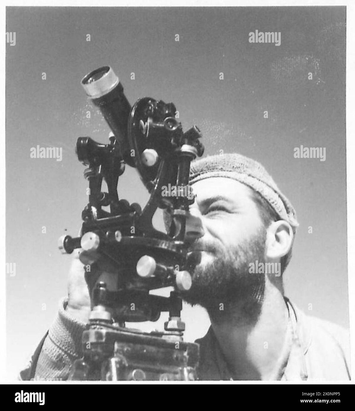 Le pattuglie dell'esercito britannico in Nord Africa e Medio Oriente 1940-1947 navigano usando il sole, creano mappe e esplorano terreni desertici inesplorati. Foto Stock