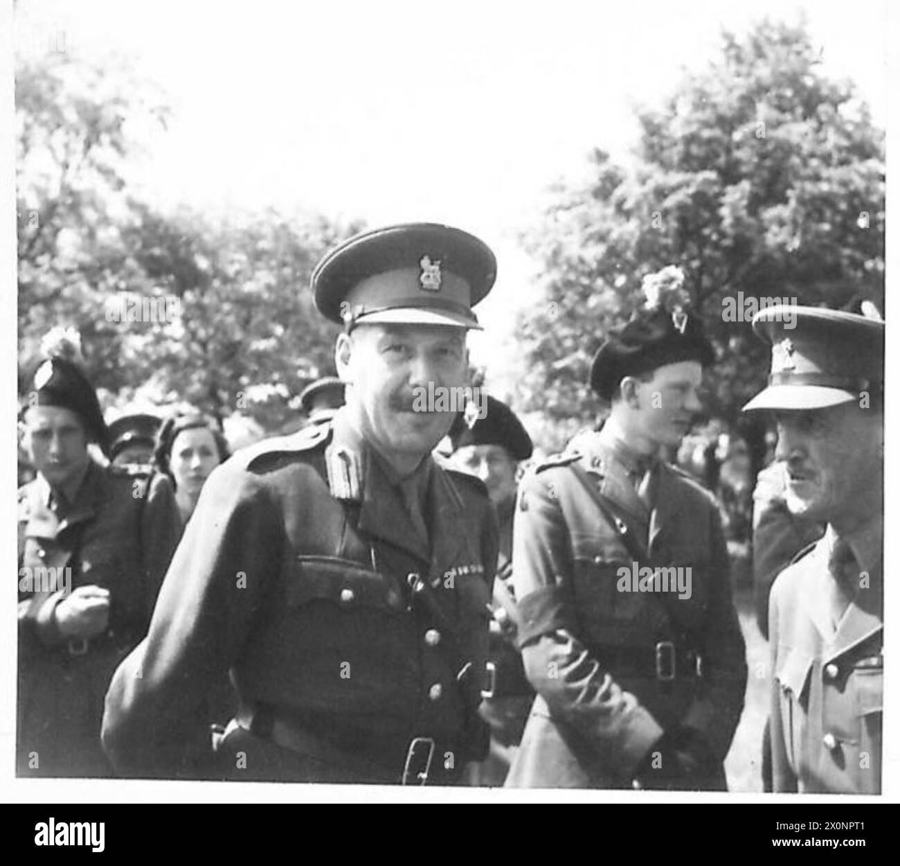 Lieut-General Montgomery parla con gli ufficiali di un battaglione London Irish Rifles a seguito di una parata. Negativo fotografico, British Army. Foto Stock