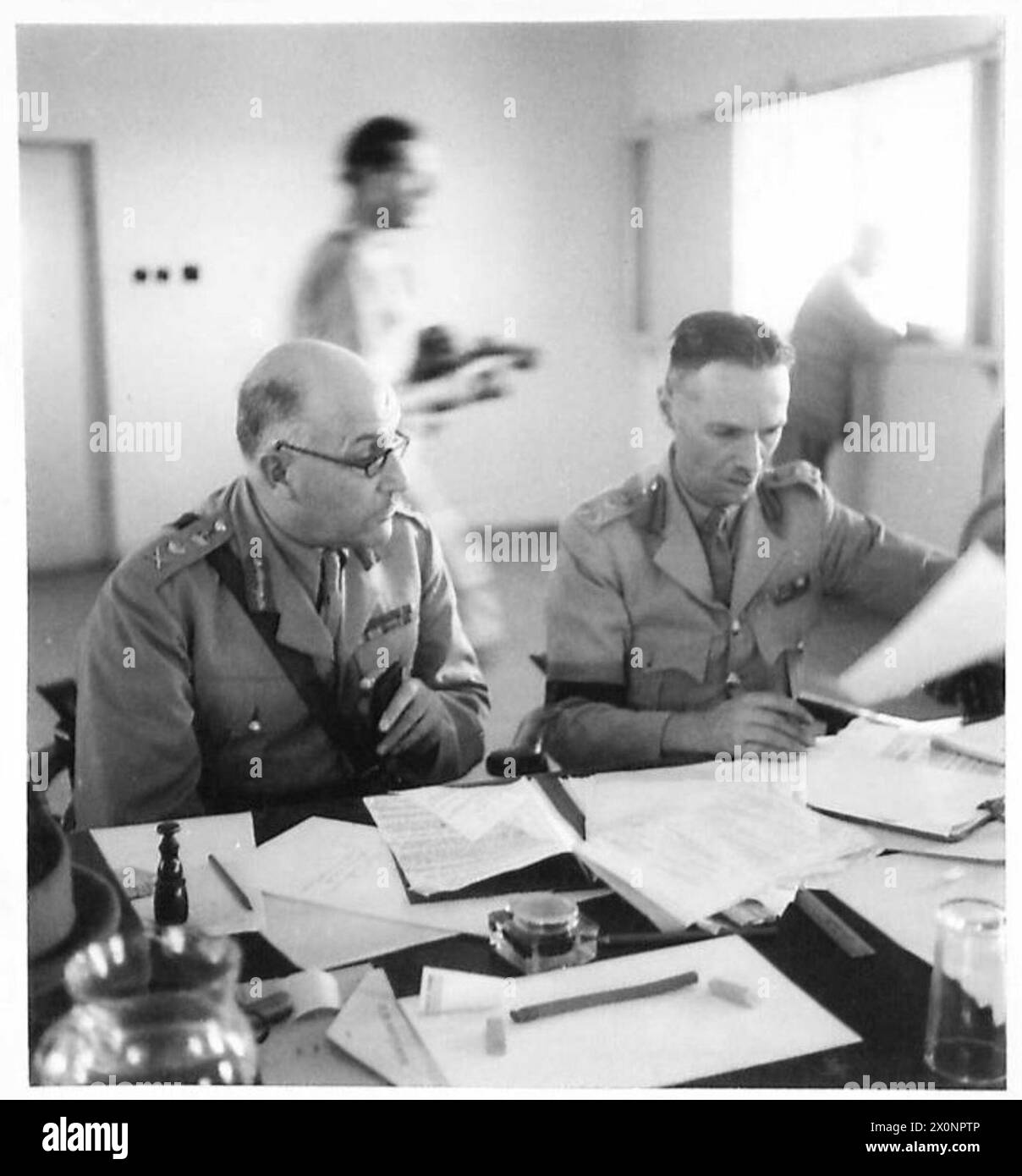 Il generale Sir Henry Wilson rivede i termini con un ufficiale di stato maggiore prima che i rappresentanti di Vichy firmino la British Peace Convention, catturata in un negativo fotografico dell'esercito britannico. Foto Stock