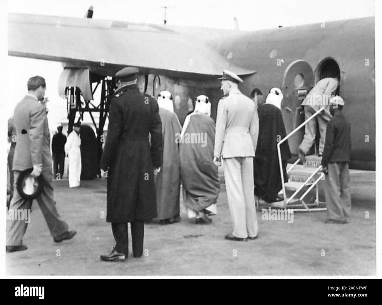 Fotografia che mostra quattro Emirati a bordo di un grande aereo passeggeri per un volo su Alamein, che illustra il trasporto diplomatico o cerimoniale dell'aviazione. Foto Stock