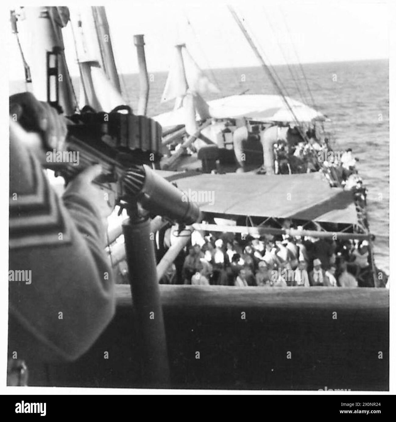 I prigionieri tedeschi vengono trasportati in Canada sotto la guardia dell'esercito britannico durante il viaggio. Foto Stock