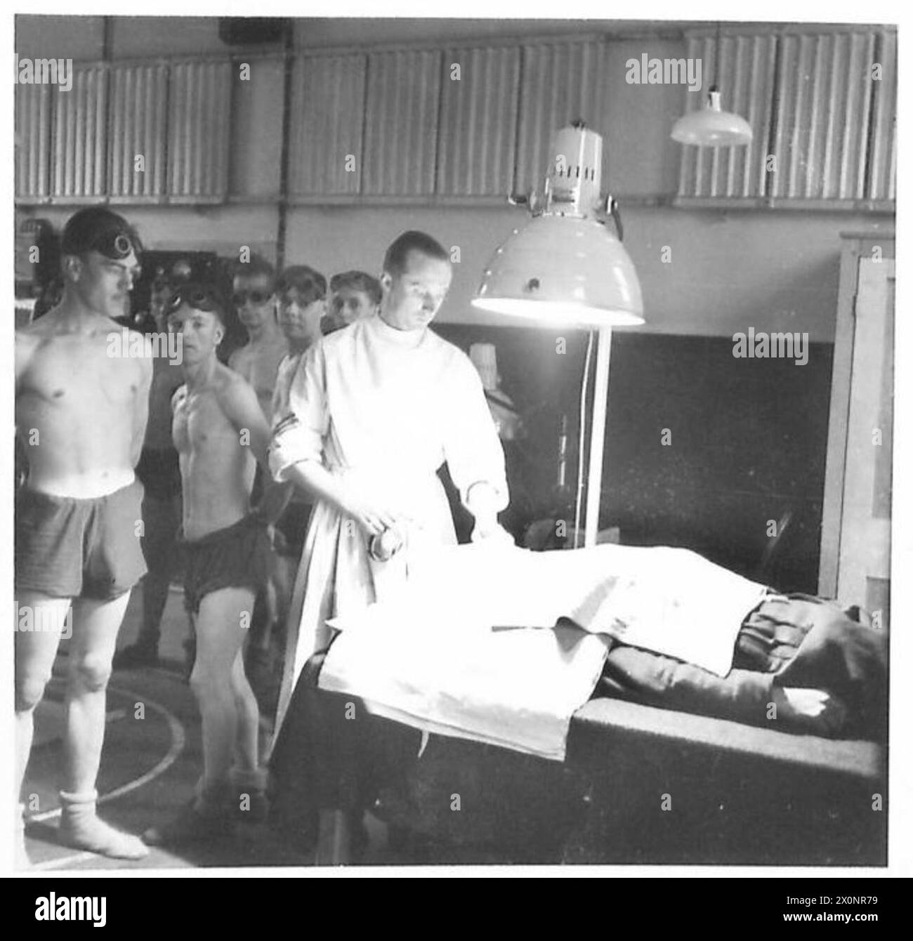 Il personale militare riceve un trattamento ultravioletto come parte delle attività di sviluppo fisico presso un centro dell'esercito britannico. Negativo fotografico, British Army. Foto Stock