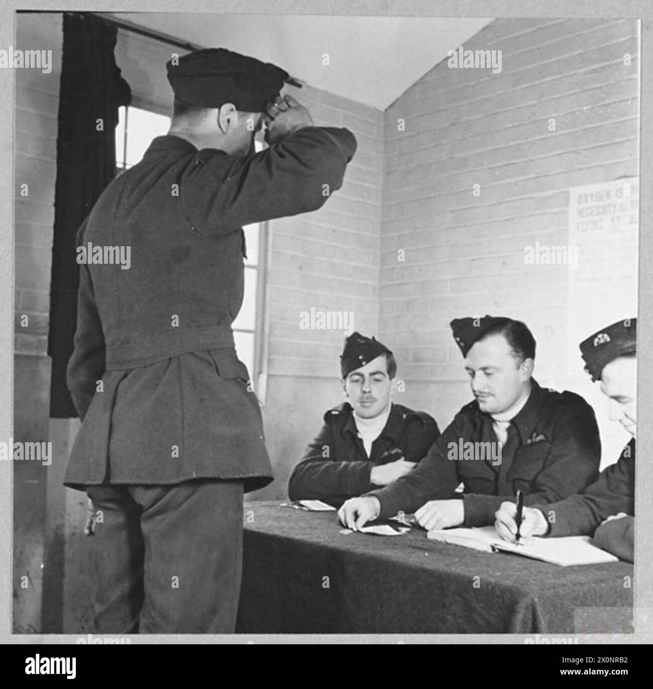 Un "Erk" della Royal Air Force partecipa ad una parata supplementare di paga del venerdì, fornendo il suo numero di servizio quando chiamato. Negativo fotografico, Royal Air Force. Foto Stock