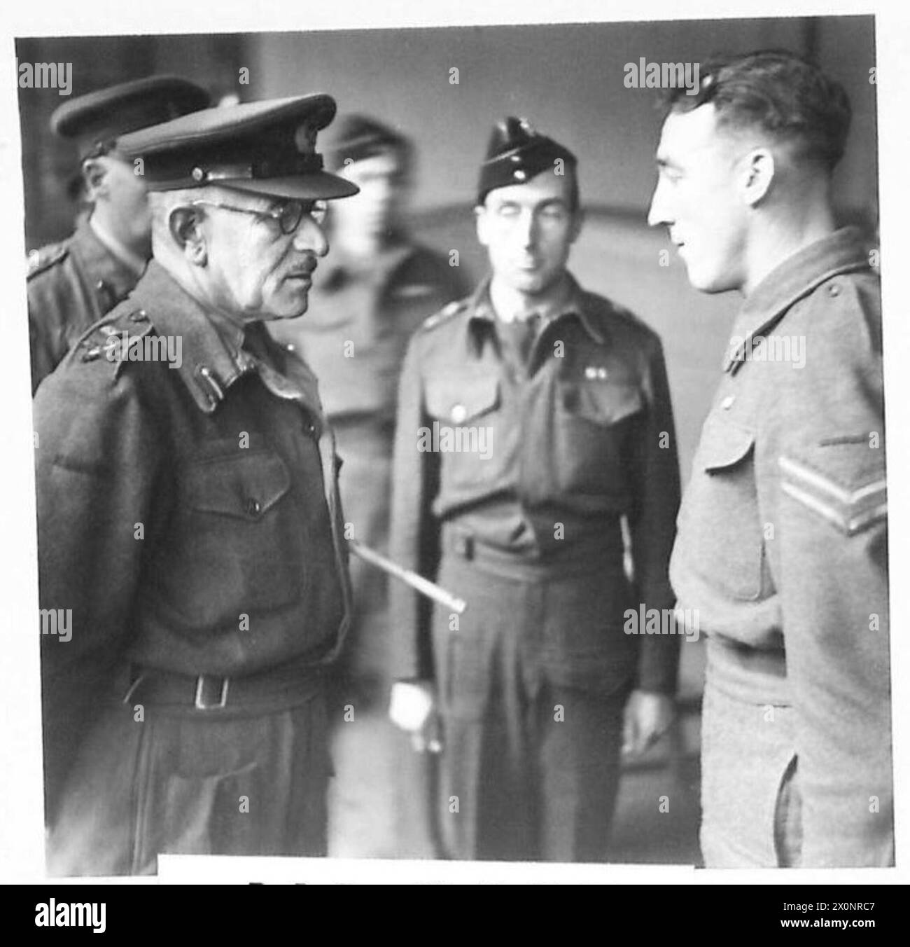 Il maggiore generale Cowell ispeziona i servizi medici della 1st Armoured Division, parlando con un caporale nella M.I. Room presso la No.1 Light Field Ambulance, con Lieut. Col. Trimbley sullo sfondo. Foto Stock