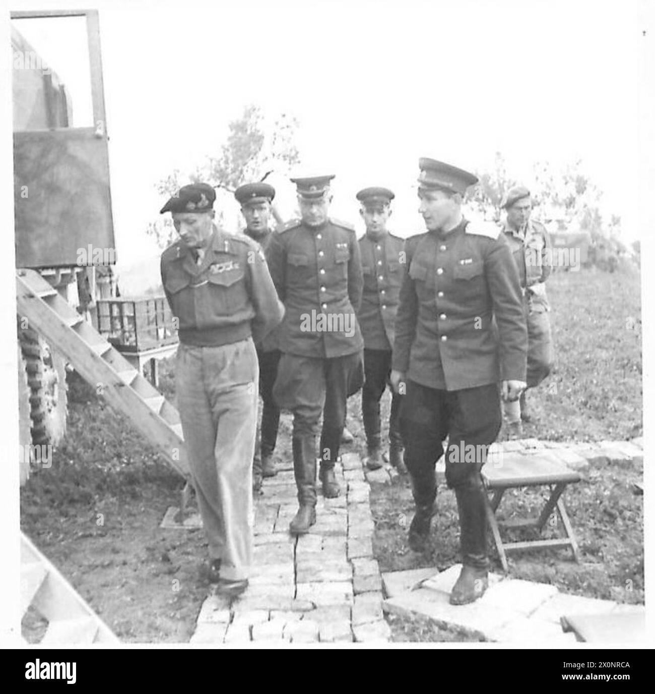 Il generale Montgomery dell'Ottava Armata cammina con gli ufficiali russi in visita durante un tour delle posizioni militari in Italia. Negativo fotografico dell'esercito britannico. Foto Stock