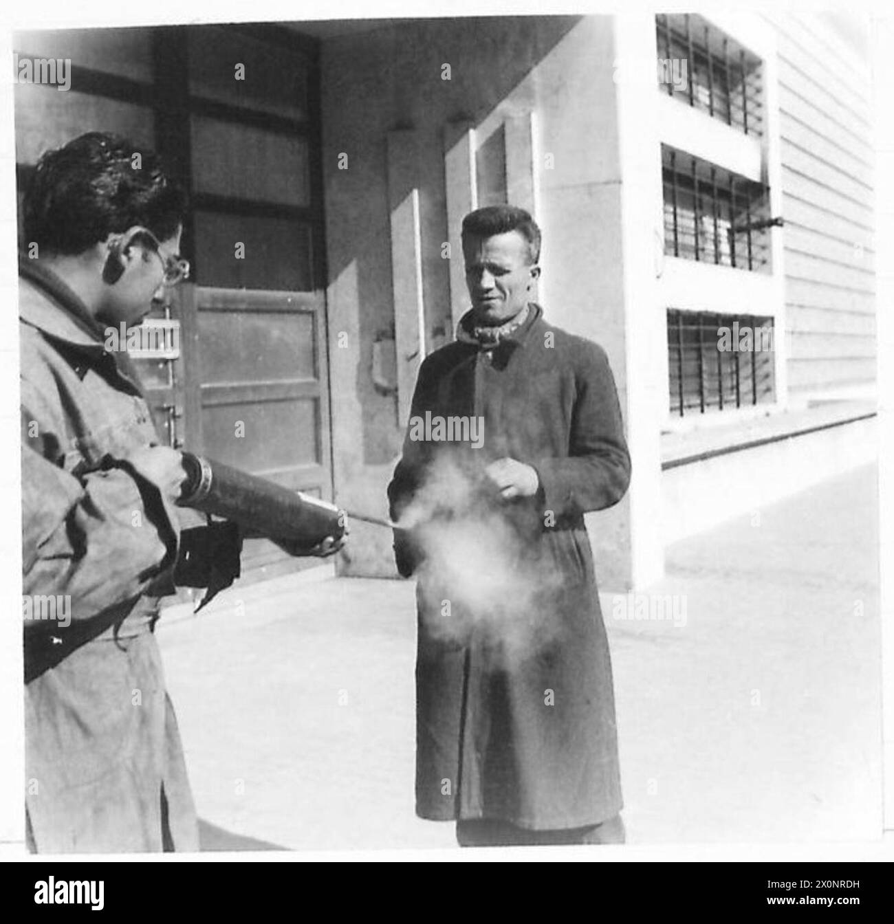 ITALIA: DE-LOUSING DEI RIFUGIATI - il rifugiato ha prima tolto il cappello, e questo riceve uno spruzzo di polvere D.D.T. Negativo fotografico, British Army Foto Stock