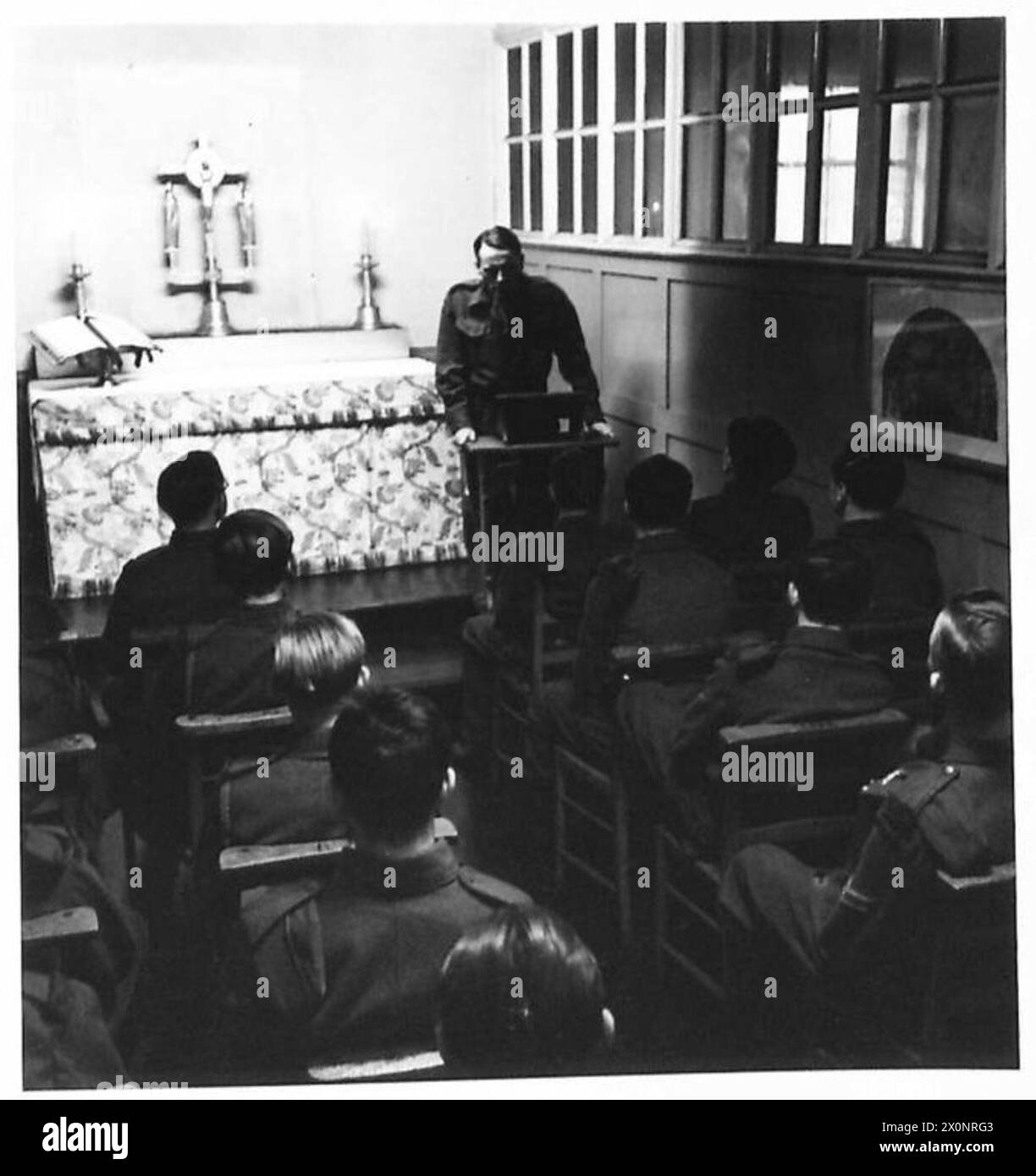 I cadetti dell'esercito sono dotati di una cappella dedicata nel loro club, catturata in un negativo fotografico dell'esercito britannico. Foto Stock