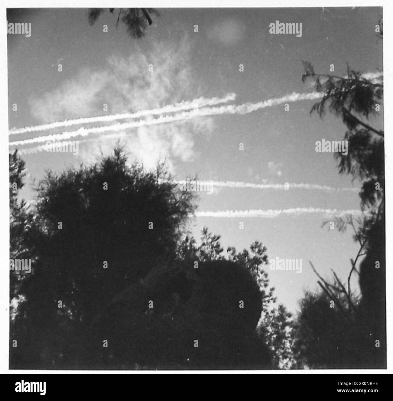 I Boeing B-17 Flying Fortresses della US Air Force sorvolano gli avamposti britannici a Medjez el Bab il 25 dicembre 1942 durante operazioni su scala leggera. La First Army britannica si impegnò in attività di pattuglia. Negativo fotografico. Foto Stock