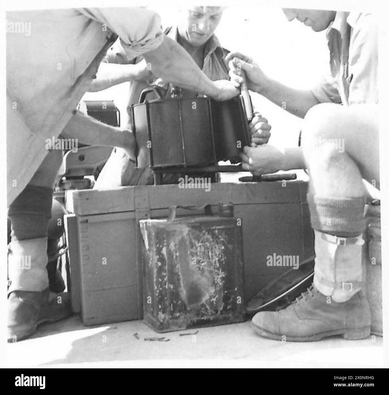 Una rivista di difesa costiera in Nord Africa viene ricaricata manualmente, garantendo la disponibilità continua delle posizioni di artiglieria durante la seconda guerra mondiale, come mostrato in un negativo fotografico dell'esercito britannico. Foto Stock