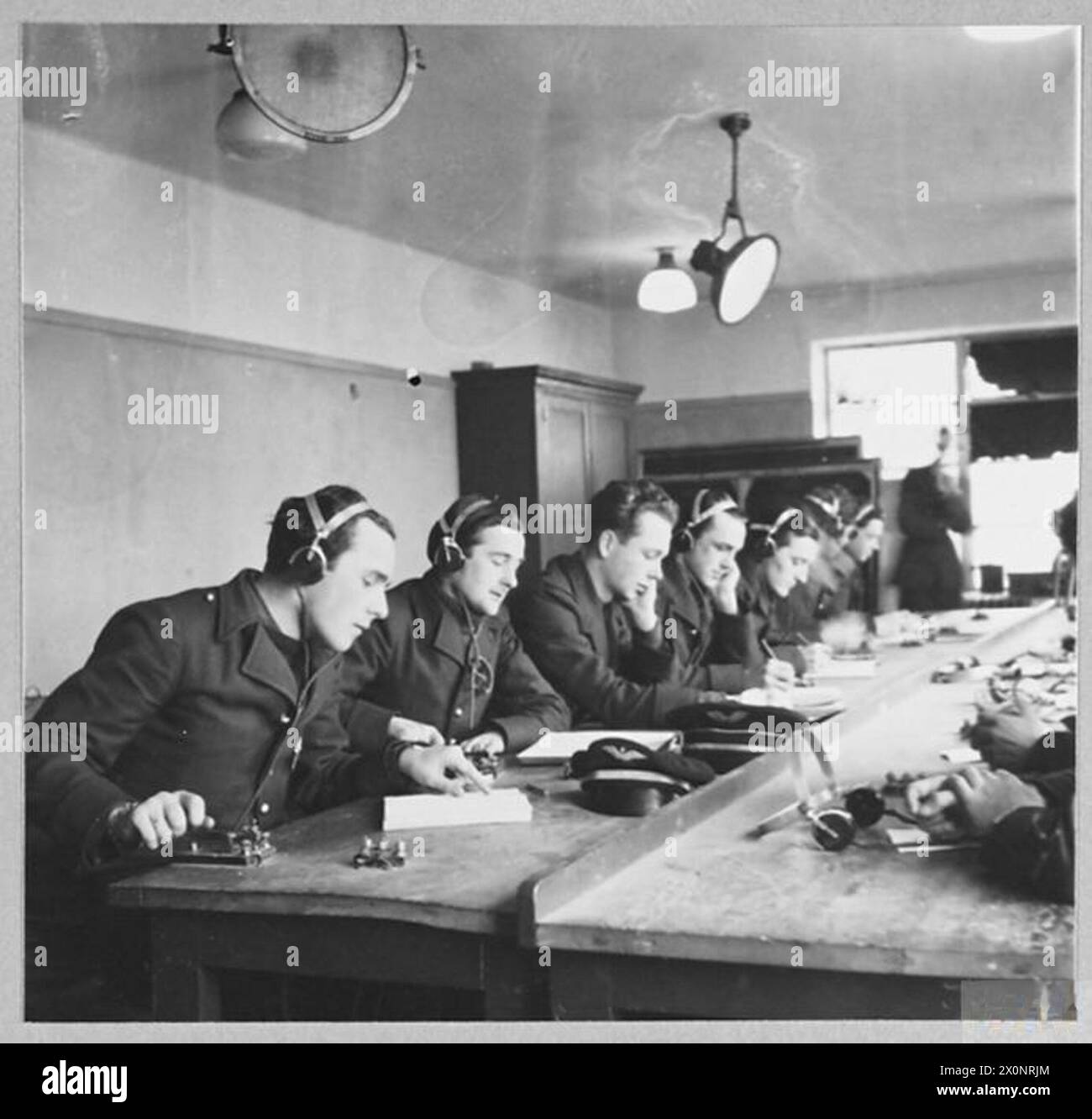 I piloti francesi liberi ricevono istruzioni radio in inglese durante l'addestramento con la Royal Air Force. Tutti i test e gli ordini sono forniti in inglese. La fotografia è negativa. Foto Stock