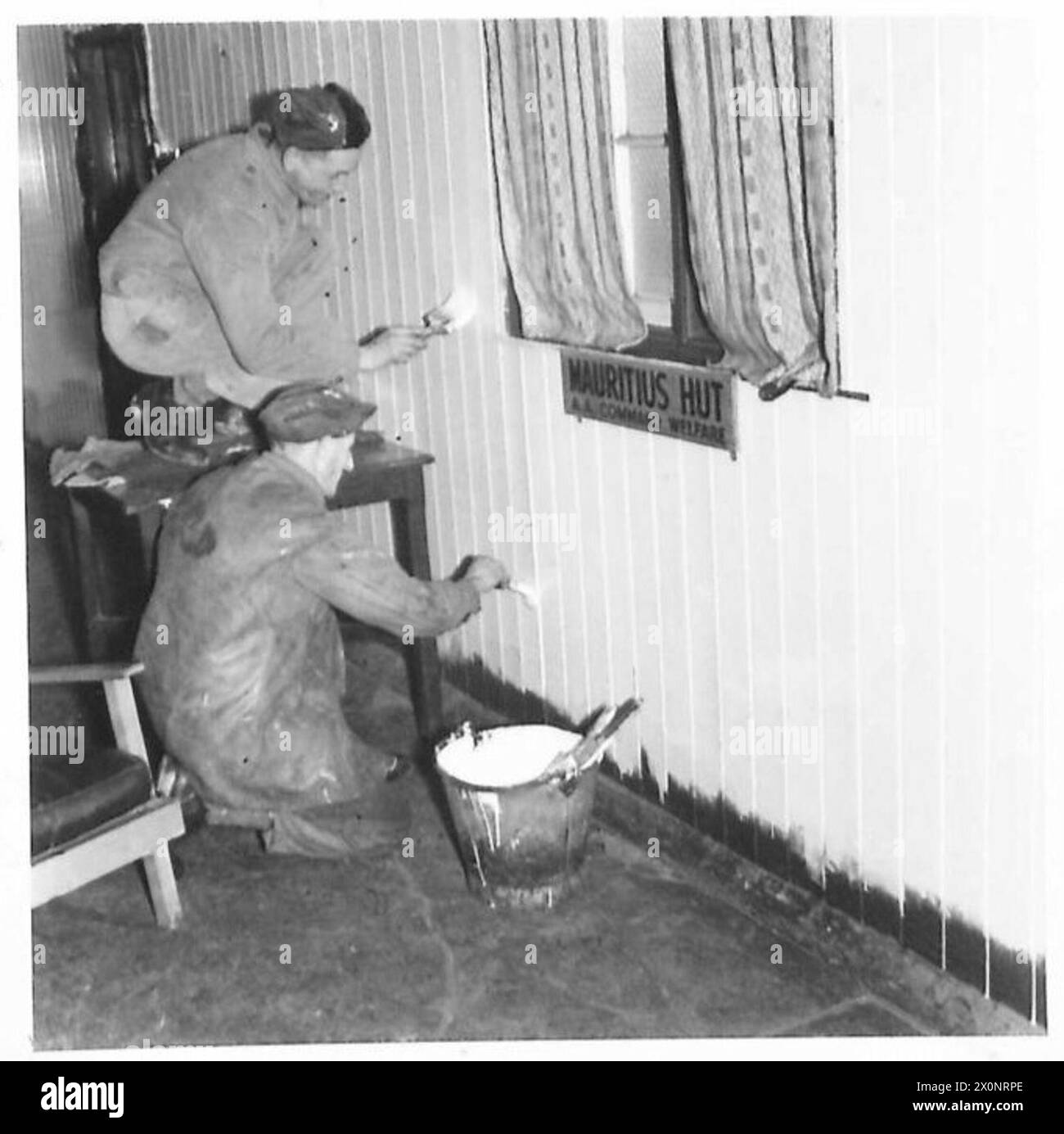 Una capanna di ricreazione di Mauritius su un sito di armi riceve un nuovo strato di vernice. Foto Stock