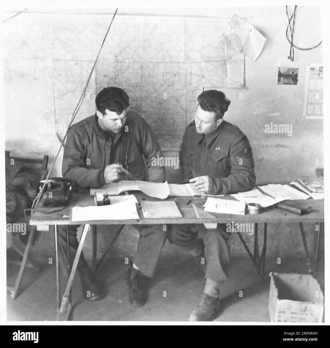 J.J. Sheridan del 893 North Farson Street, Philadelphia, lavora nell'ufficio della stazione con il sergente Swaffield. La fotografia mostra le attività amministrative all'interno di un ufficio dell'esercito britannico. Foto Stock