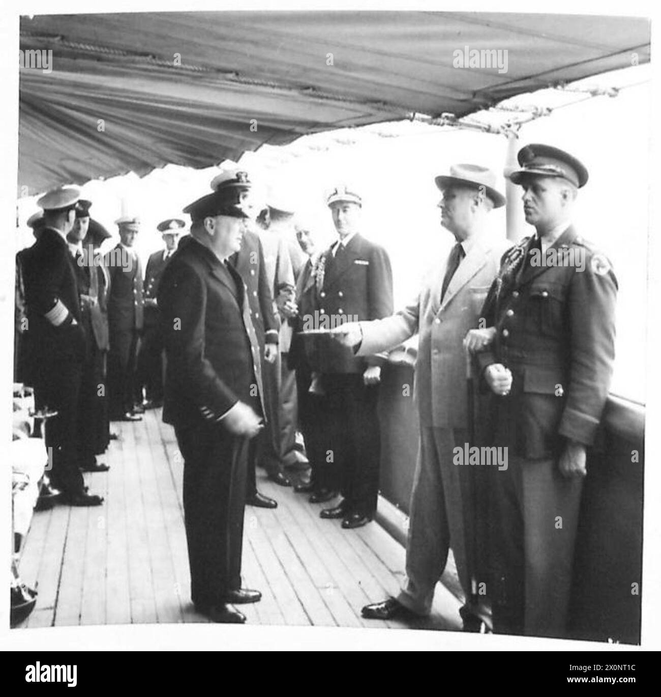 Il presidente Roosevelt riceve una lettera personale dal primo ministro a bordo dell'incrociatore statunitense Augusta, consegnata da H. M. il re, che segna uno scambio diplomatico durante la seconda guerra mondiale Foto Stock