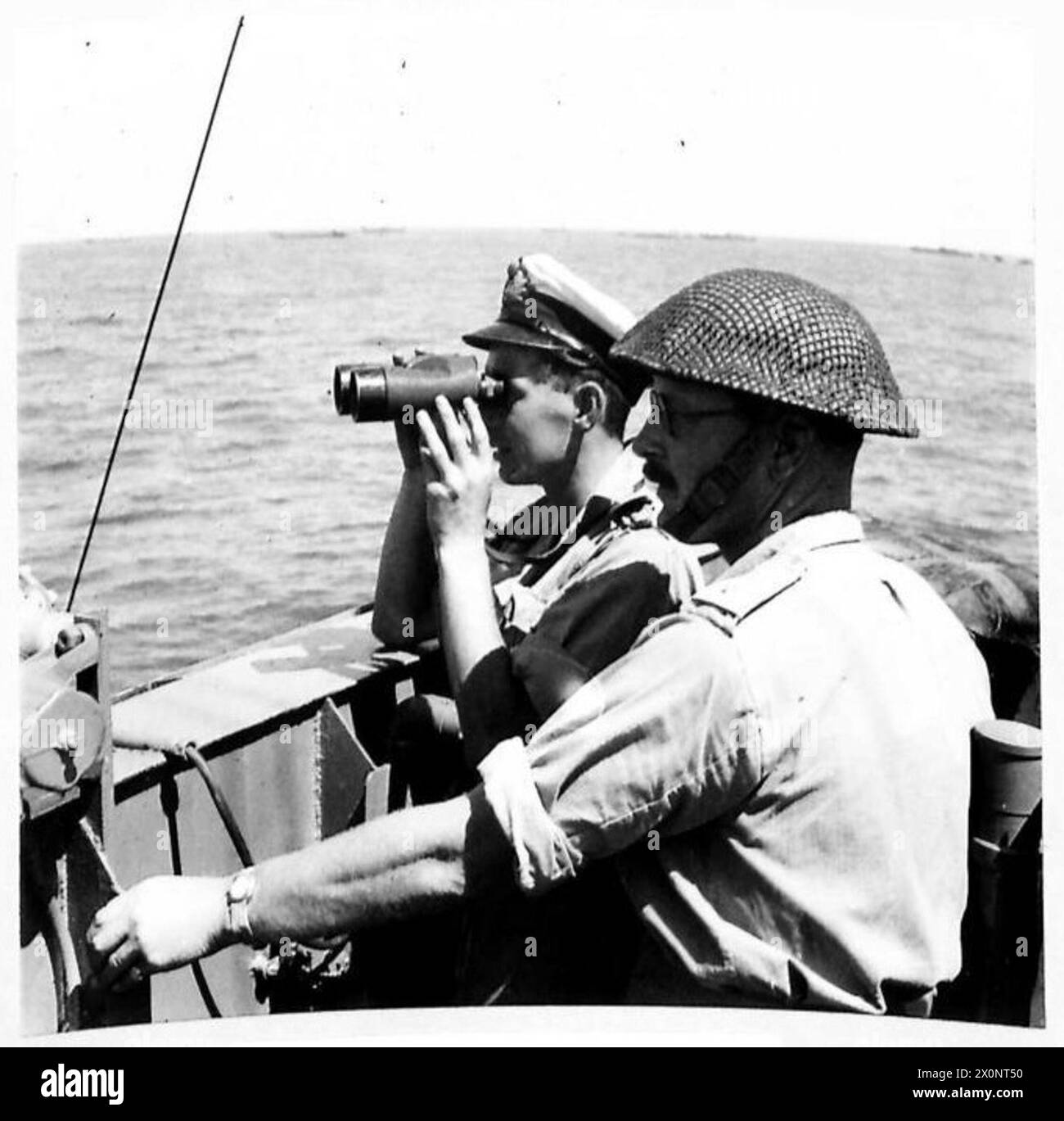 Lieut. Il colonnello J.B.H. Keally, comandante del reggimento reale del 2/6 Queens, è mostrato su un ponte di un L.C.I. con Sub. Lieut. J.W. Street, RNVE, comandante della nave, durante le operazioni in Nord Africa, Sicilia, Italia, Balcani e Austria tra il 1942 e il 1946. Foto Stock