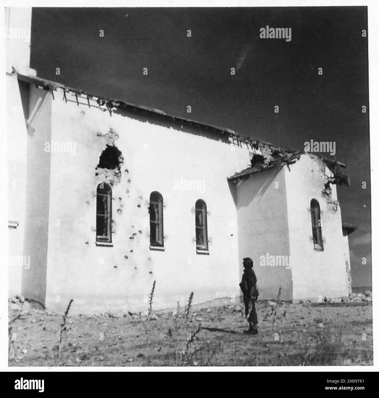 Una chiesa danneggiata a Qued-Zacoa, nel nord-est della Tunisia, fu usata dalle forze tedesche come punto di forza durante la campagna di Tunisia. La British First Army avanzò nonostante la resistenza e le condizioni meteorologiche avverse, nel dicembre 1942. Foto Stock