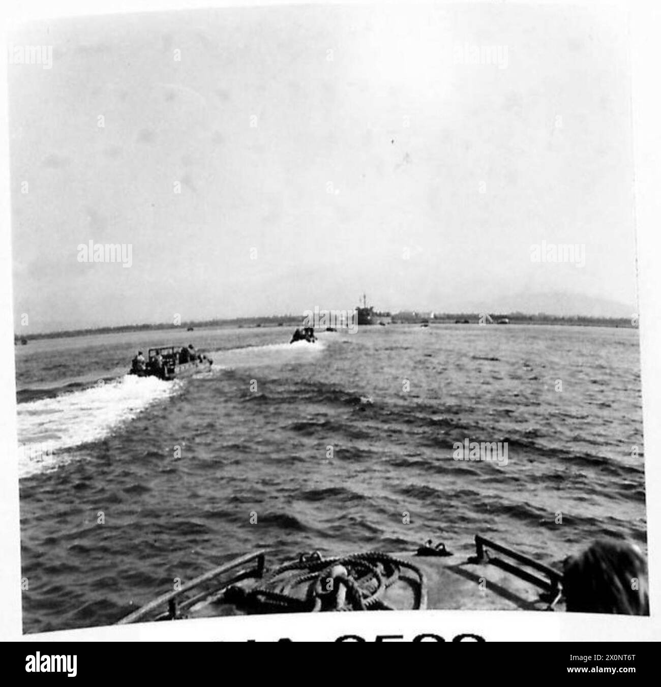 INVASIONE D'ITALIA ZONA DI NAPOLI: QUINTO ESERCITO SBARCA NEL GOLFO DI SALERNO - "Ducks" che si spostano sulle spiagge negativo fotografico, British Army Foto Stock