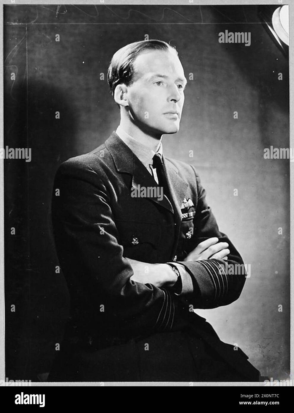 Ritratto del capitano del gruppo "Johnnie" Peel, ufficiale decorato della Royal Air Force, emesso nel 1944. Foto Stock