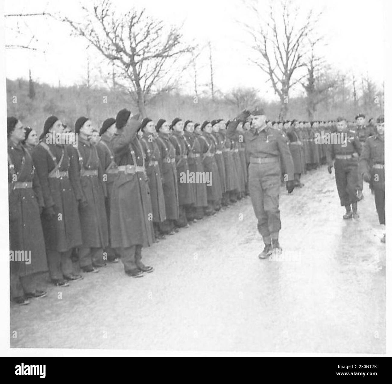 I generali Bolesław di Duch, Stanisław Kopański e Kazimierz Sosnkowski dell'esercito polacco ispezionano le truppe del Poznań Reggimento Lancieri tra Carpinone e Agnone, il 28-29 marzo 1944. Foto Stock