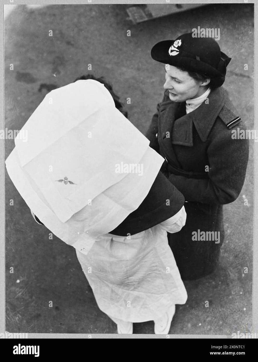 L'immagine mostra le suore infermieristiche RAF che indossano un cappello bianco quadrato nei reparti e un cappello tricorne nero con il badge RAF per l'abbigliamento esterno. Pubblicato nel 1944 come negativo fotografico. Foto Stock