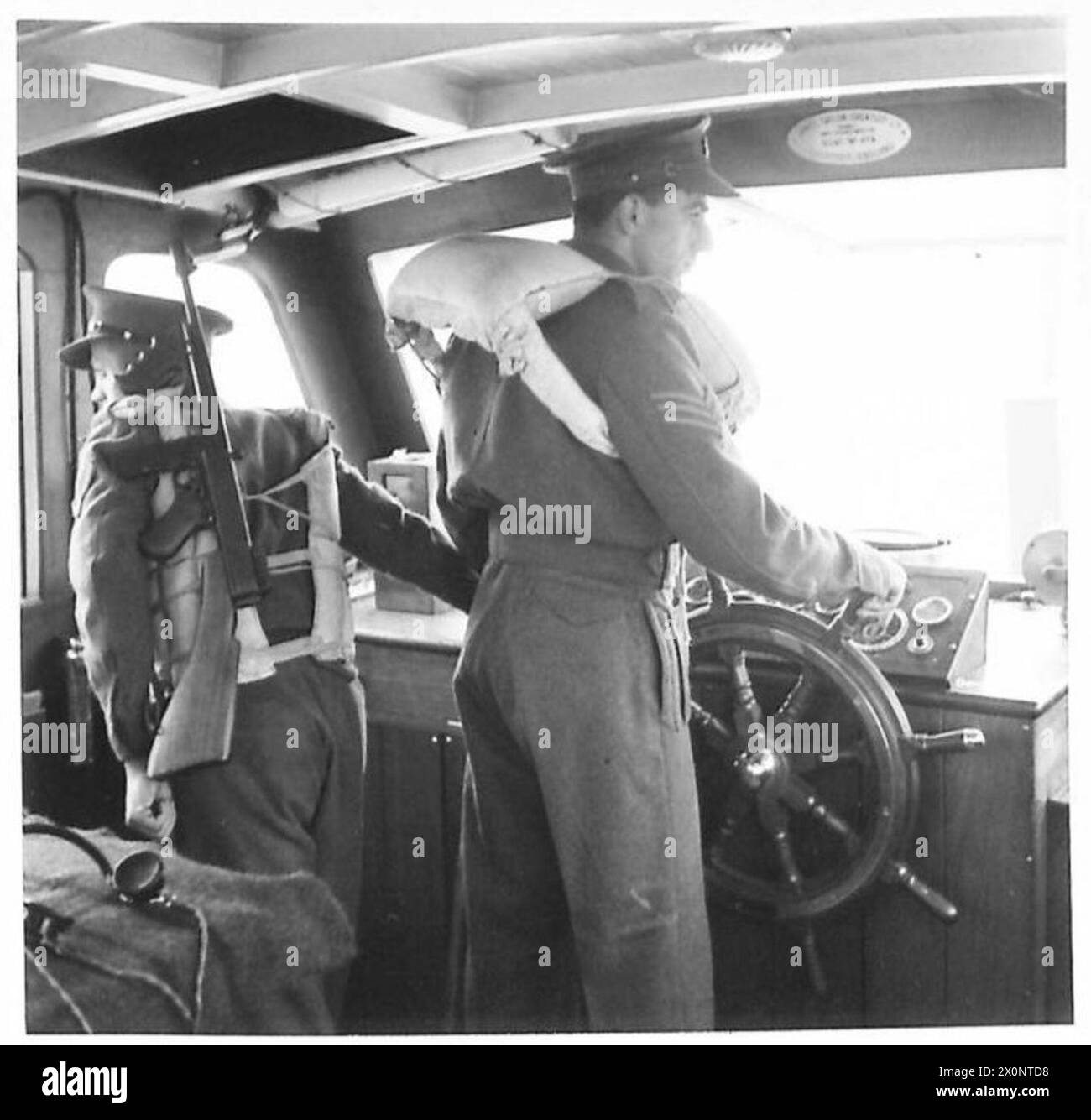 Vista interna del passaruota di una motovedetta con equipaggi armati. Negativo fotografico, British Army. Foto Stock