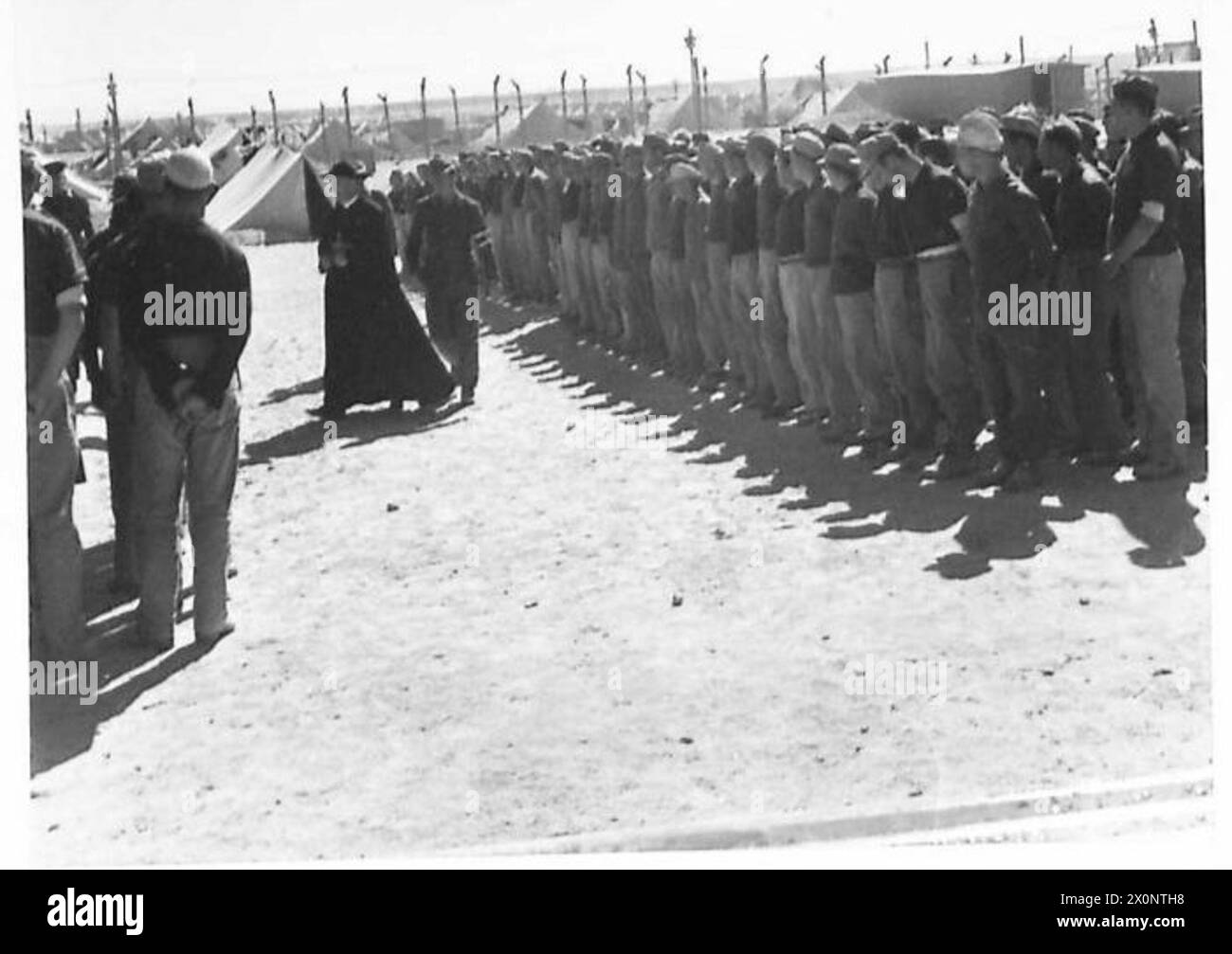 Un rappresentante della Santa sede, l'Arcivescovo, visita un campo di prigionia in Medio Oriente e si rivolge ai prigionieri tedeschi prima di lasciare il campo. Foto Stock