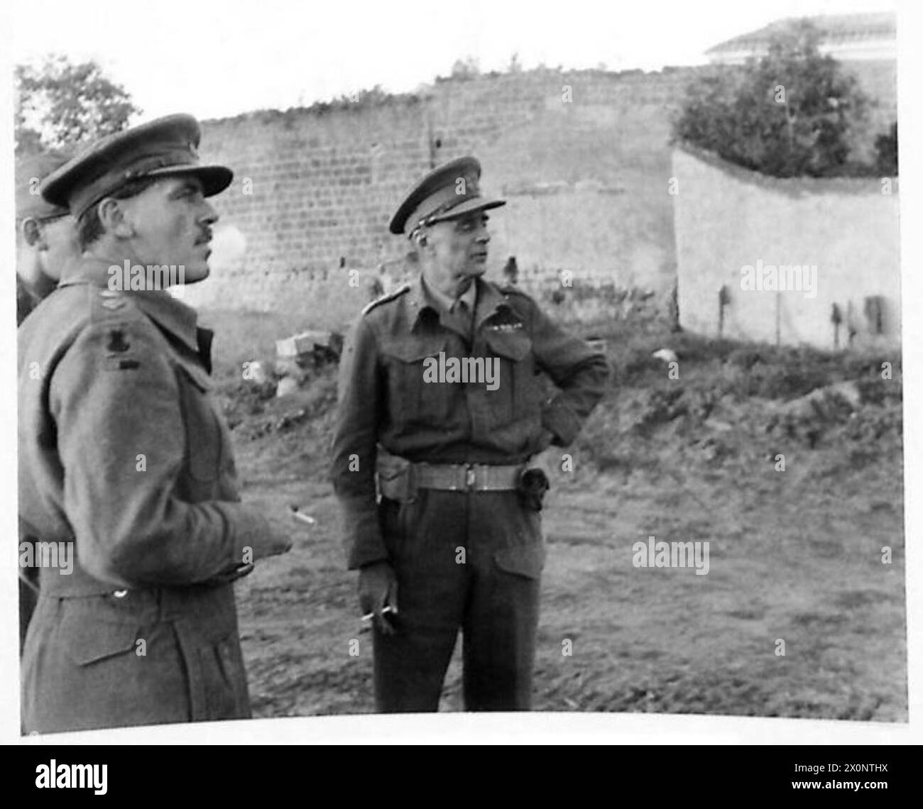 Il brigadiere B.I. Godfrey Faussett, ingegnere capo, si consulta con gli ufficiali prima della costruzione di un ponte galleggiante Bailey sul fronte della Quinta Armata in Italia. Foto Stock