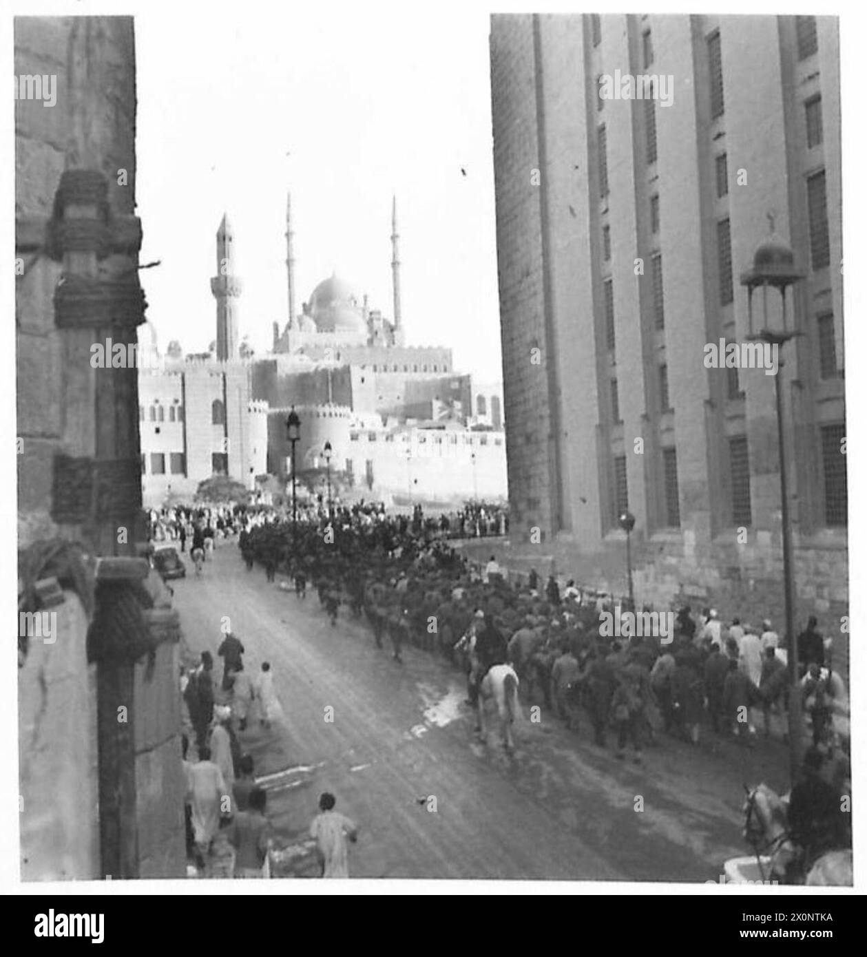 PRIGIONIERI TEDESCHI E ITALIANI MARCIANO ATTRAVERSO IL CAIRO - i prigionieri vicini alla Cittadella. In lontananza si vede la moschea Mahomet Ali, e sulla destra, il lato della moschea del Sultano Hussein. Negativo fotografico, British Army Foto Stock