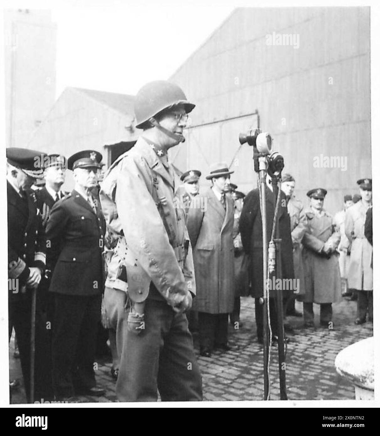 Il maggior generale degli Stati Uniti W.M. Robertson risponde al maggiore generale L.I.G. Morgan-Owen durante l'arrivo delle truppe americane in Irlanda del Nord. Negativo fotografico dell'esercito britannico. Foto Stock