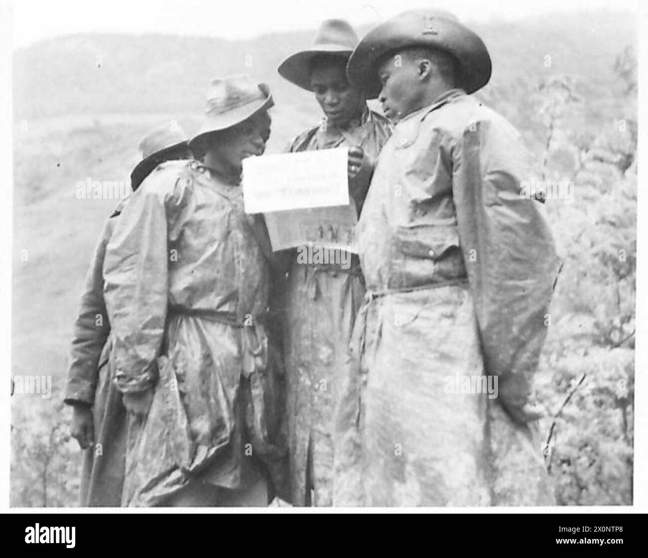 L/Cpl. Kola di Molepolole, Pte. Keetla e L/Cpl. Modisaotsile di Kanye legge le notizie di guerra; molti sottufficiali parlano inglese. Foto Stock L/Cpl. Kola di Molepolole, Pte. Keetla e L/Cpl. Modisaotsile di Kanye legge le notizie di guerra; molti sottufficiali parlano inglese. Foto Stock