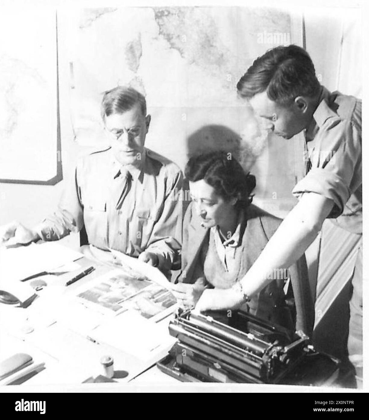 Funzionari tra cui il maggiore de Wald, la signora Zancani-Montoura e Major War Perkins discutono le azioni per preservare e restaurare i monumenti culturali in Italia. Foto Stock