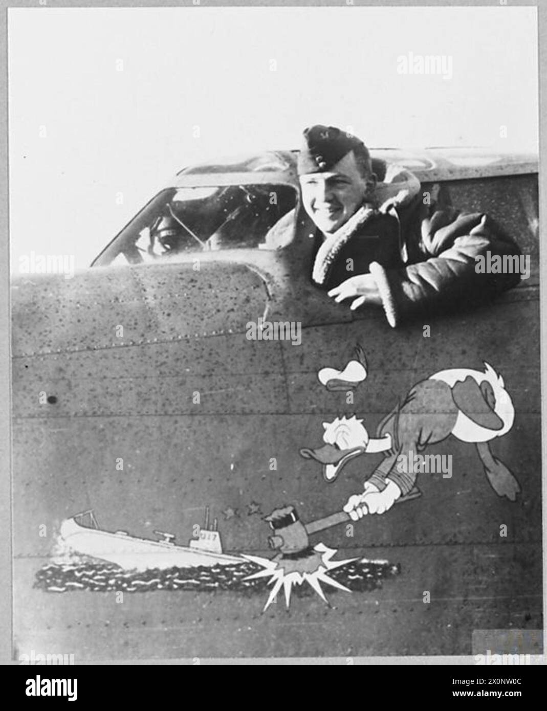 Un aereo del Coastal Command presenta un'insegna raffigurante Donald Duck raffigurante il personaggio che attacca un U-boat, illustrando l'arte del naso degli aerei della RAF. Foto Stock Un aereo del Coastal Command presenta un'insegna raffigurante Donald Duck raffigurante il personaggio che attacca un U-boat, illustrando l'arte del naso degli aerei della RAF. Foto Stock