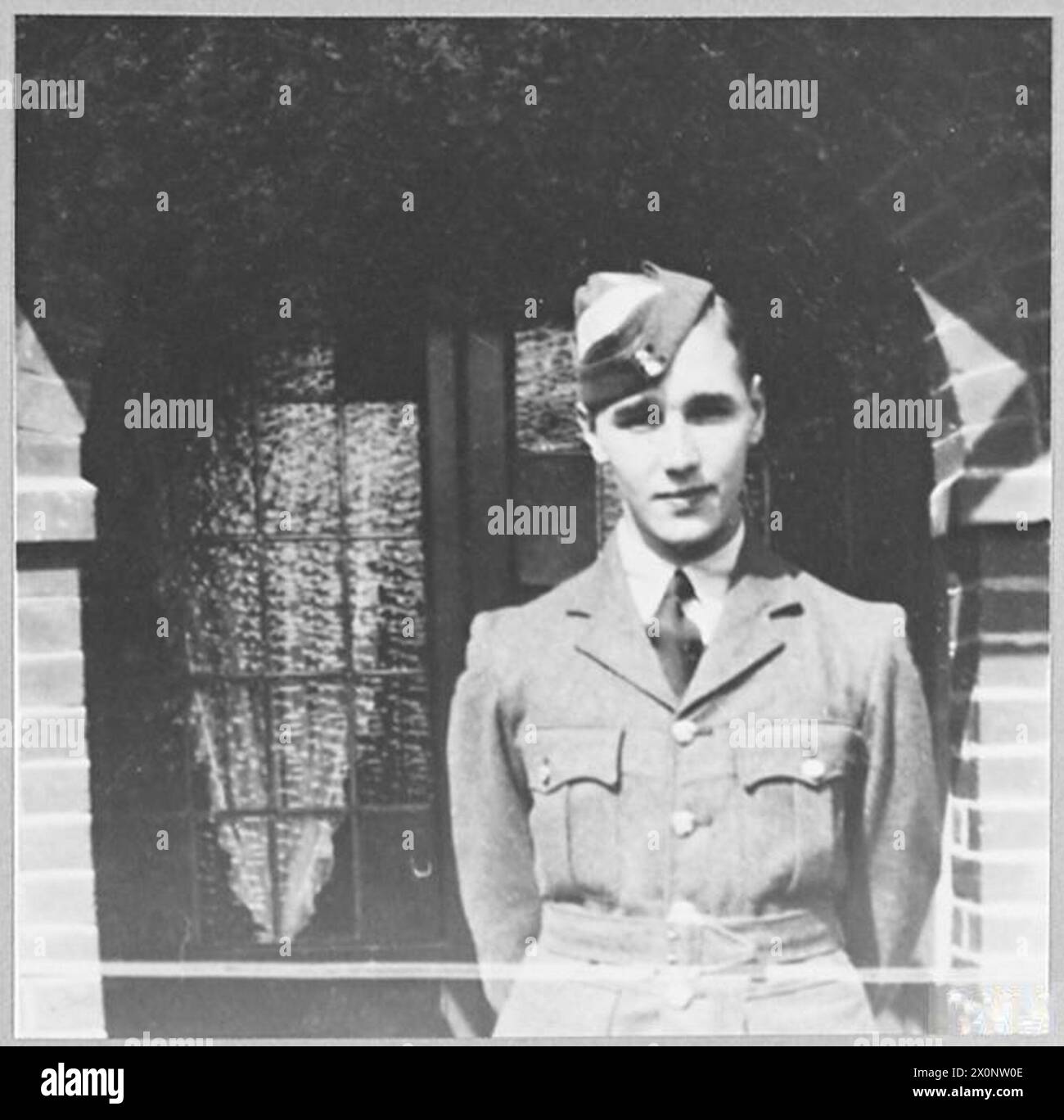 DA A.T.C. CADETTO A ISTRUTTORE DI VOLO - Robert Sidney Salmon di 146 City Way, Rochester, era un impiegato impiegato impiegato presso la sig.ra Short Brothers Ltd., costruzione di aeromobili, prima di entrare nella R.A.F. divenne un cadetto A.T.C. nel No.213 (città di Rochester) ATC Squadron nel febbraio 1941, ha ottenuto il certificato di idoneità parte i e ha raggiunto il grado di sergente di volo. Entrò a far parte della R.A.F. nel luglio 1942 e a R.A.T.C. Salisbury, Rhodesia, fu premiato con la coppa d'argento per il miglior cadetto a tutti gli effetti alla parata di passaggio del Comandante ufficiale. Nato il 25 marzo 1924 Salmon fu educato a Sir Joseph Willia Foto Stock