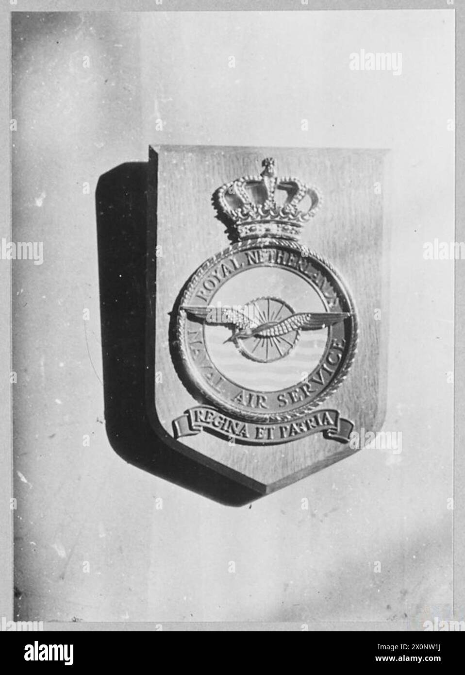 Crest del Royal Netherlands Naval Air Service, attualmente operativo con il RAF Coastal Command con aerei Lockheed Hudson, motto "per la regina e il paese", fotografato in formato negativo. Foto Stock