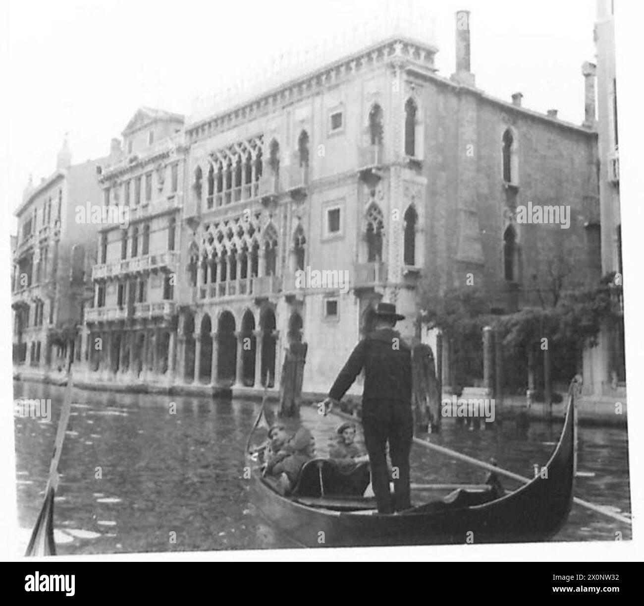 Un gruppo di personale dell'esercito britannico passa davanti alla Casa D'ora, la storica zecca veneziana, durante una visita a Venezia. Foto Stock