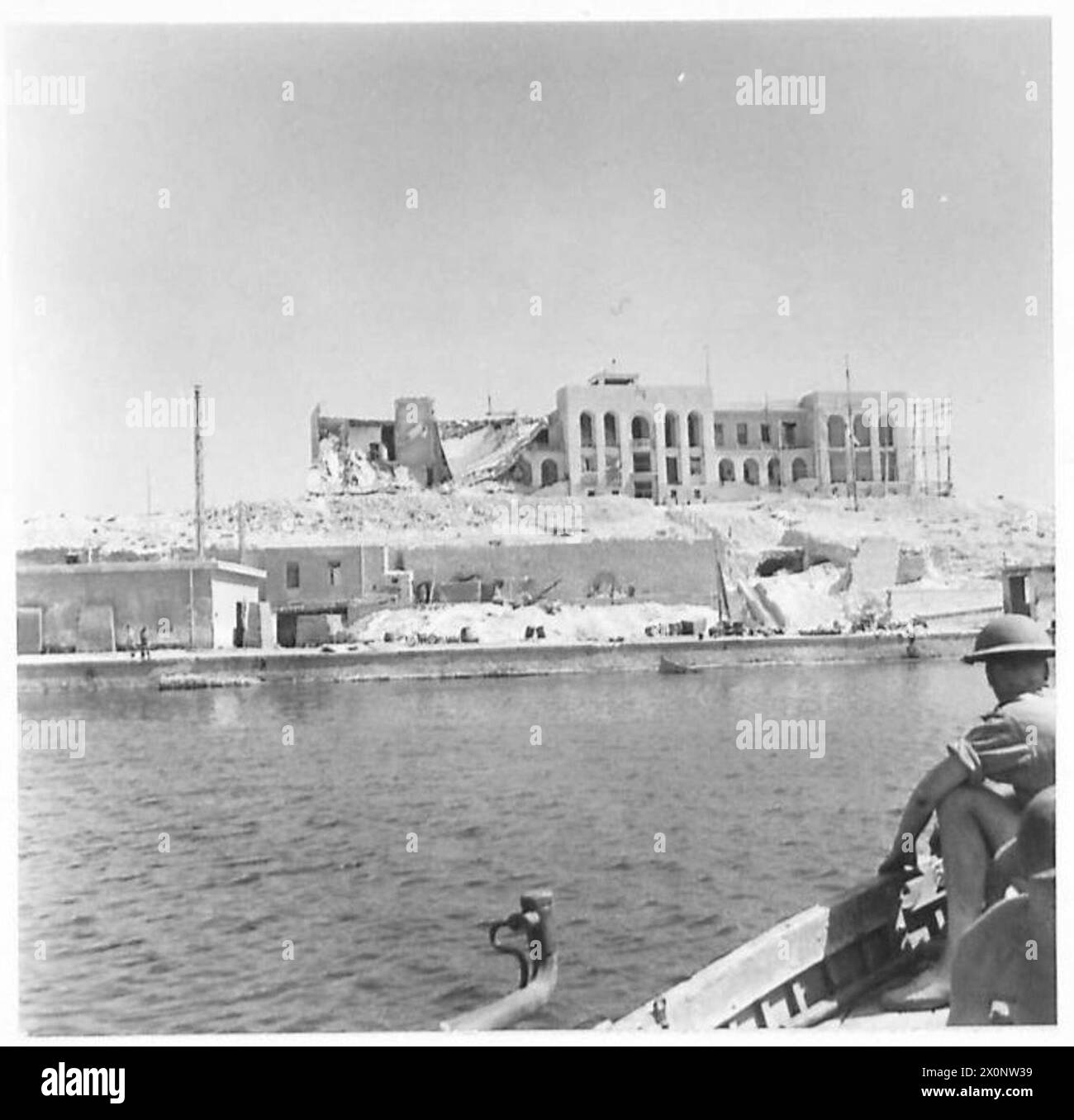 L'Admiralty House è mostrata dal porto di Tobruk, illustrando la presenza navale e le operazioni nell'area. Foto Stock