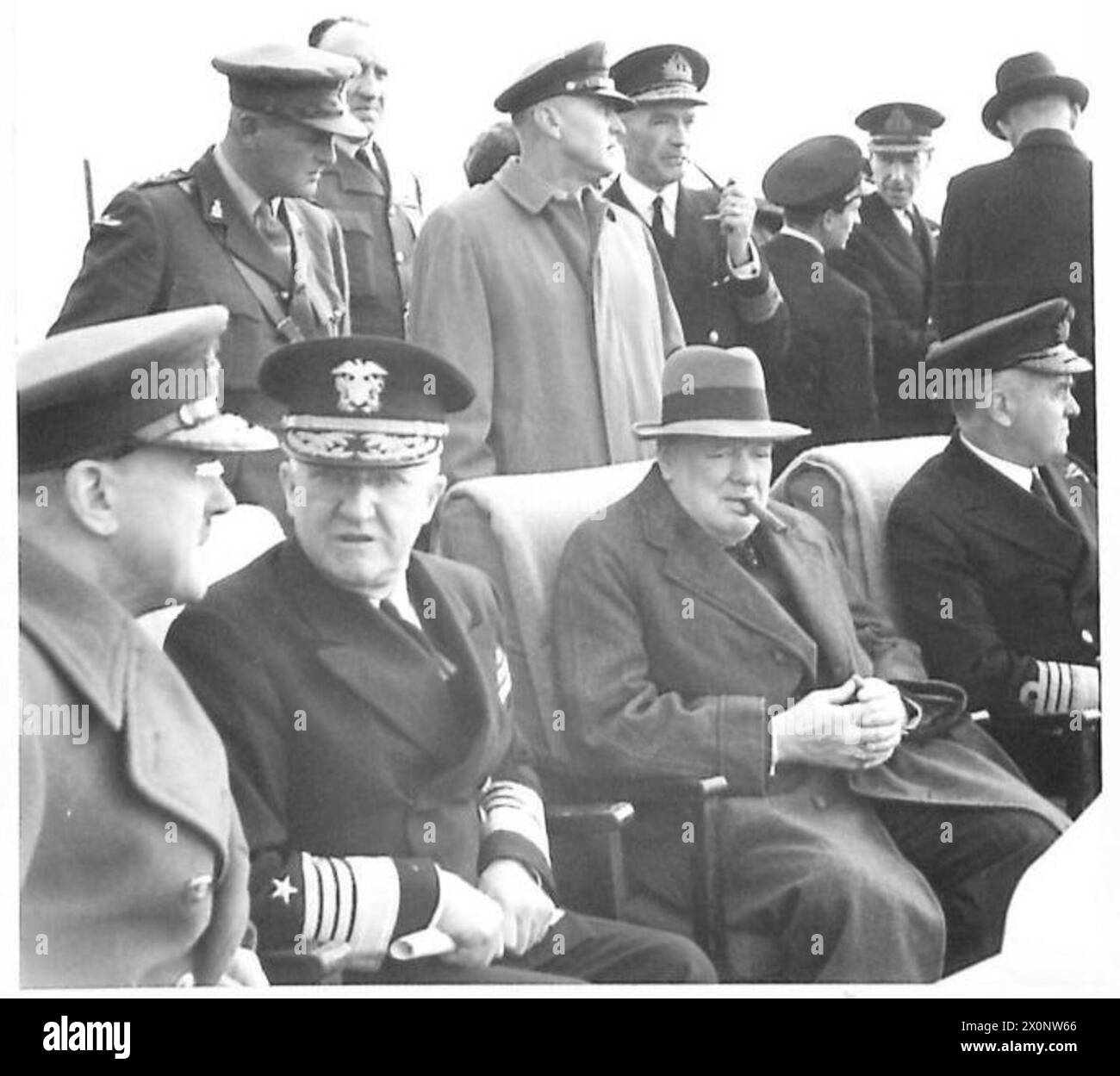 IL PRIMO MINISTRO GUARDA LA DIMOSTRAZIONE DI VOLO - il primo Ministro che guarda con l'ammiraglio Stark comandante delle forze navali statunitensi in Europa (a sinistra) sulla sinistra è il contrammiraglio D.W. Boyd (5th Sea Lord). Negativo fotografico, British Army Foto Stock