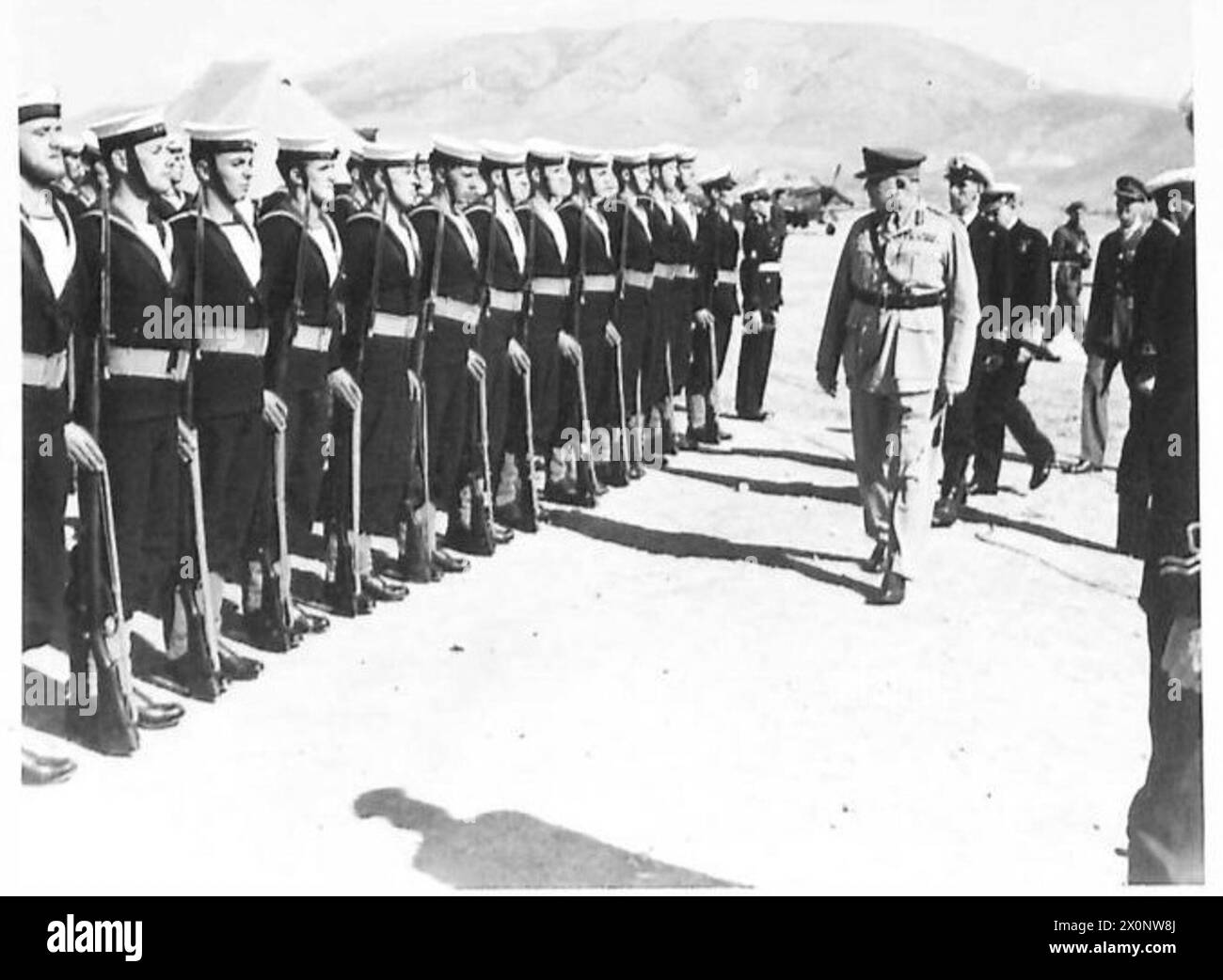 Il generale Wilson ispeziona un distaccamento di valutazioni navali al suo arrivo in Grecia. Negativo fotografico, British Army. Foto Stock