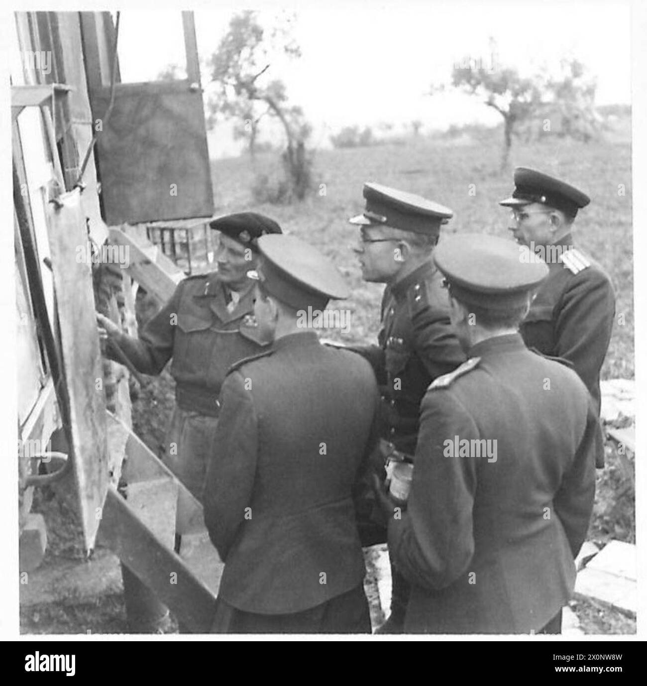 Il generale Montgomery dell'Ottava Armata discute le campagne italiane e la strategia con gli ufficiali russi, incluso il generale Vasiliev, mentre esaminano una mappa. Negativo fotografico dell'esercito britannico. Foto Stock