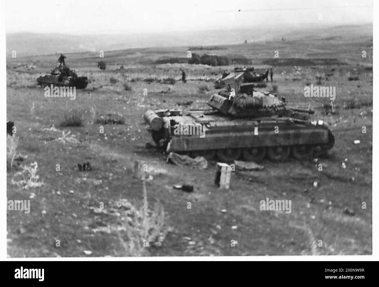 THE BRITISH ARMY IN THE TUNISIA CAMPAIGN, 1942 NOVEMBRE-1943 MAGGIO - tre carri armati Crusader III del 17th/21st Lancers (26th Armoured Brigade, 6th Armoured Division) pronti ad avanzare, dicembre 1942 British Army, British Army, 1st Army, British Army, 6th Armoured Division Foto Stock