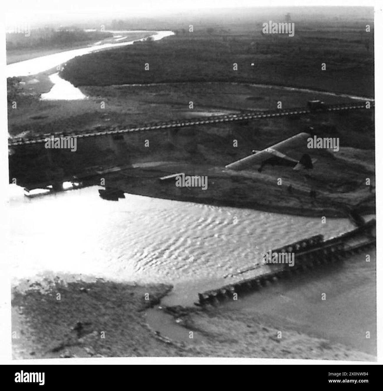 L'aereo Asuter 111 sorvola l'area della valle del Sangro durante le operazioni dell'Ottava Armata in Italia. Foto Stock