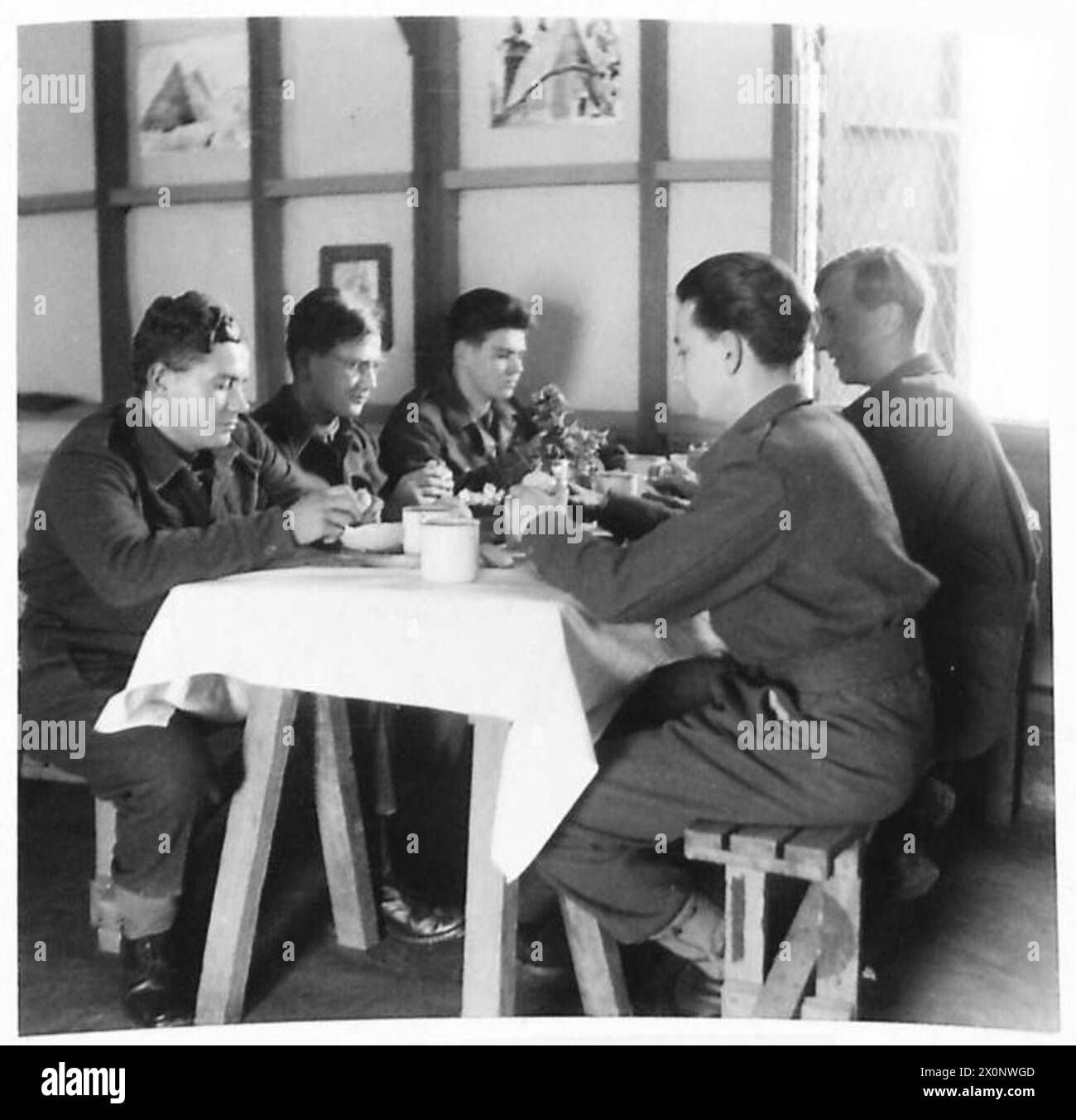 Soldati cadetti dell'esercito polacco a Barbara Camp vicino a Gaza, Palestina, 1942-1943, colazione sulle razioni dell'esercito in stile polacco. Ricevono formazione militare e istruzione generale, tra cui storia, geografia, matematica, scienza, ingegneria, e lingue moderne fino a 18 anni. Foto Stock