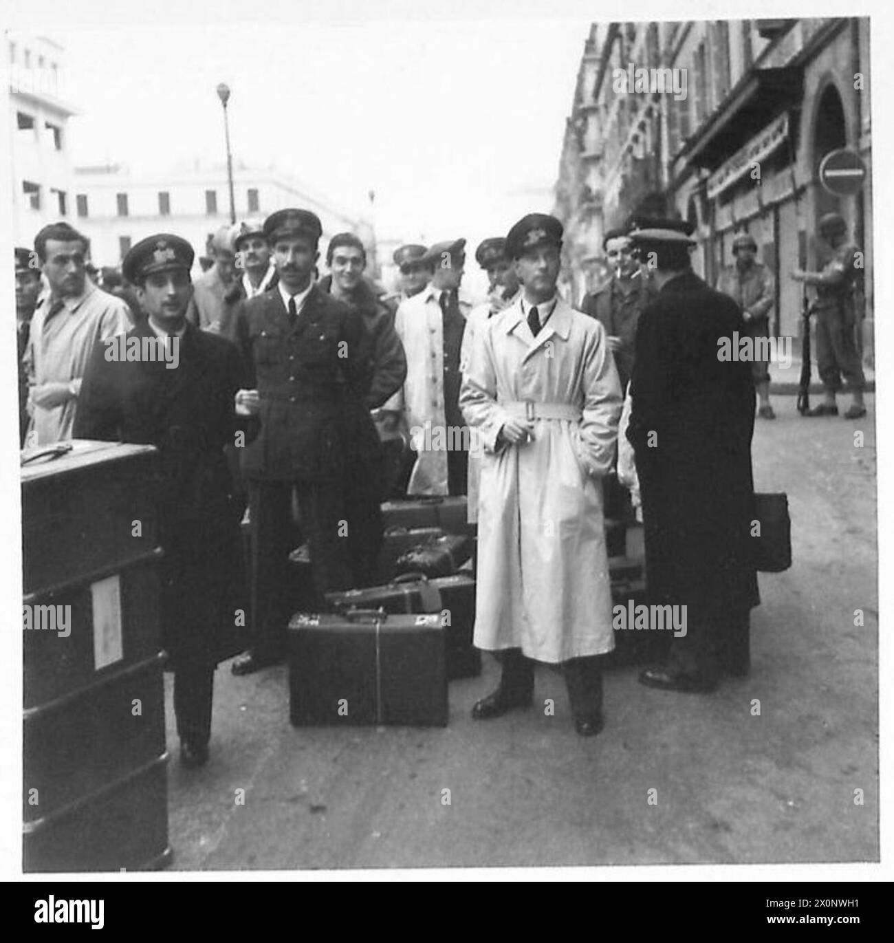 L'OPERAZIONE TORCIA, NOVEMBRE 1942 - alcuni dei 300 prigionieri italiani fuori dall'Hotel Angleterre in attesa di essere portati via per i moli di Algeri occupati dagli Alleati, 14 novembre 1942 Esercito Italiano, Esercito americano Foto Stock