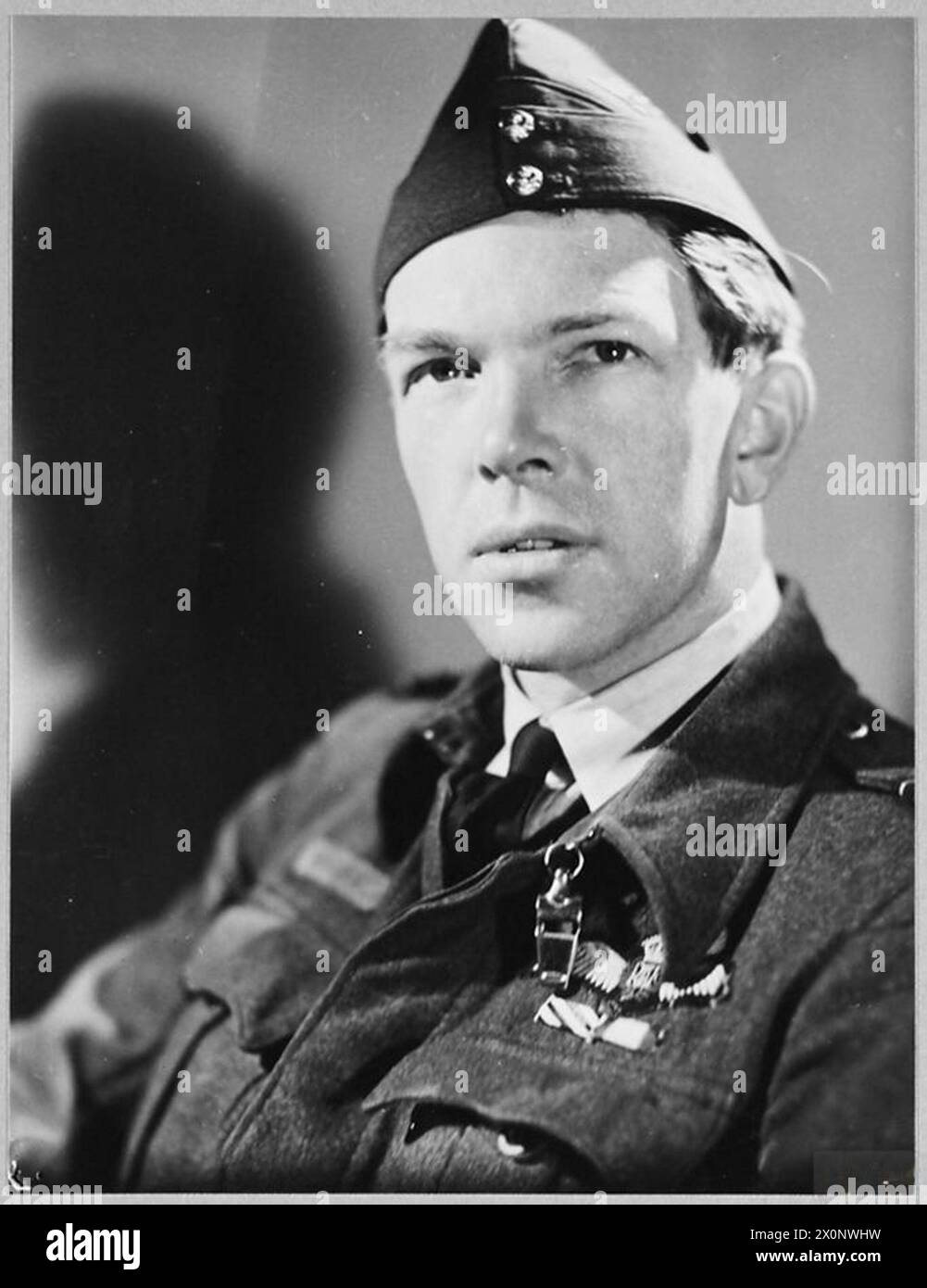 Wing Commander R.J. Burrough, DFC, di Epsom, è mostrato con colleghi ufficiali del No. 8 Pathfinder Group RAF nel 1945, illustrando il personale di comando e la leadership all'interno della Royal Air Force. Negativo fotografico, Royal Air Force. Foto Stock