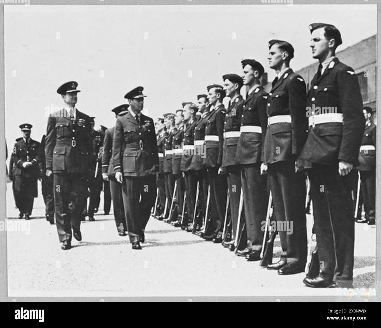 Sua Maestà il Re ispeziona una guardia d'onore degli ufficiali cadetti al RAF College Cranwell per il Giubileo. Foto Stock
