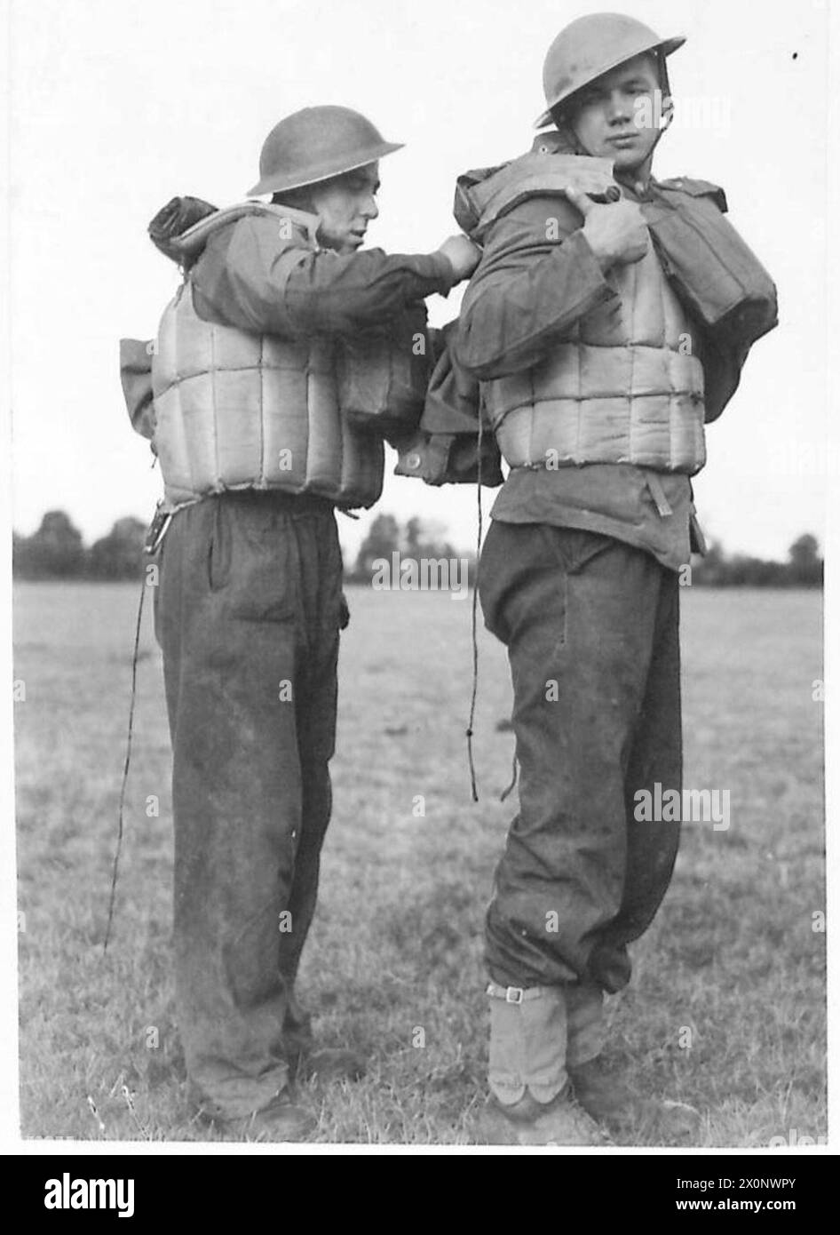 I soldati che costruiscono un nuovo ponte indossano le giubbotti di sollevamento come precauzioni di sicurezza durante le operazioni di costruzione. Foto Stock