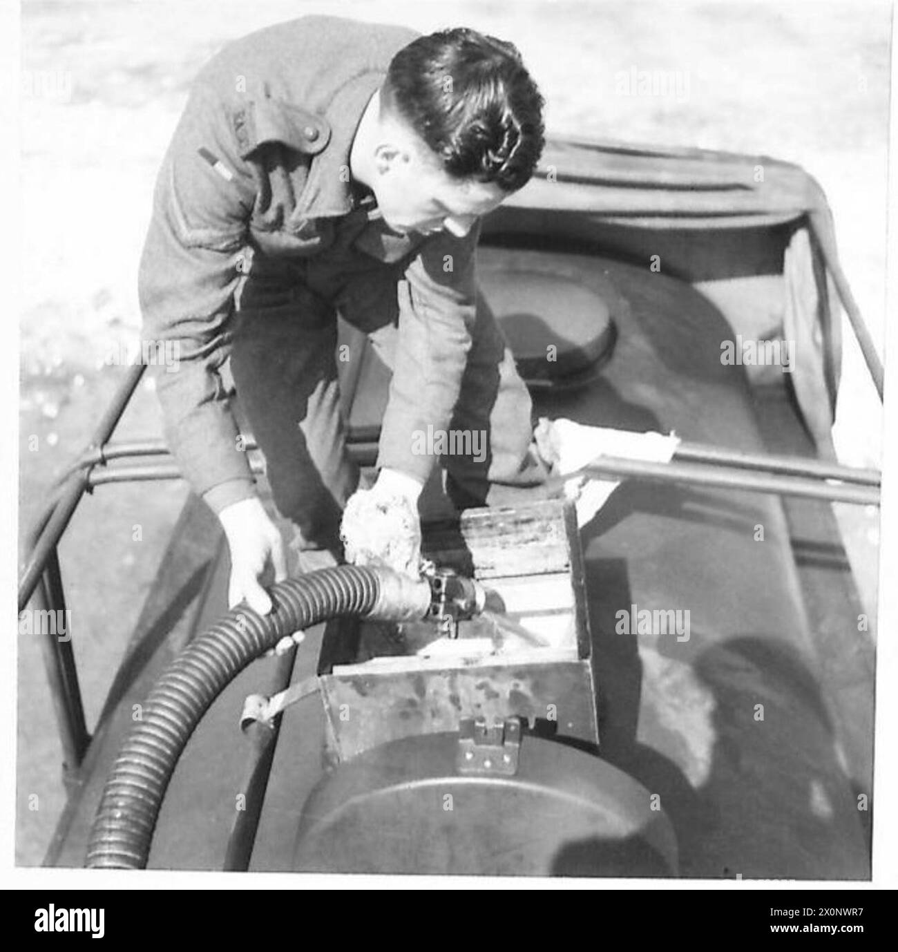 Un primo piano mostra la parte superiore di un serbatoio del carburante con un imbuto filtrante presso il deposito di benzina n. 10 di Carnforth, Lancashire. Foto Stock